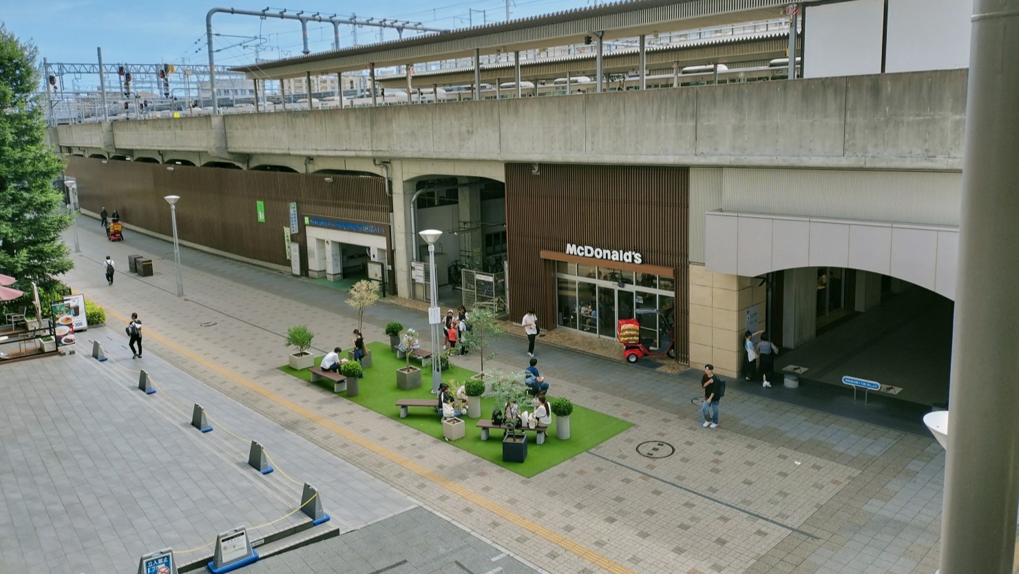 高架下を利用した大型の駐輪場(マクドナルドの左横)