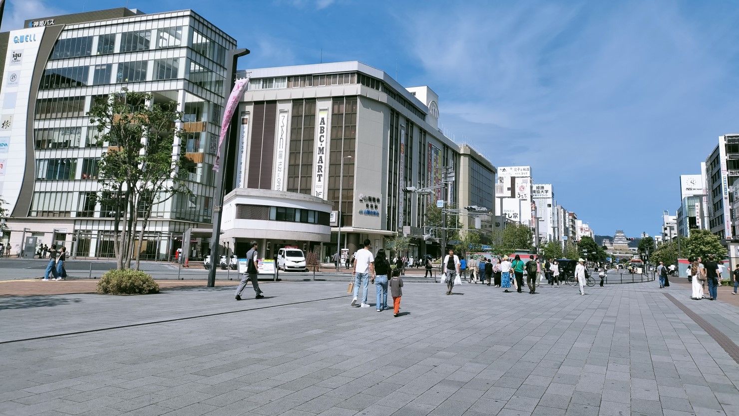 姫路駅の目の前に立つ交番