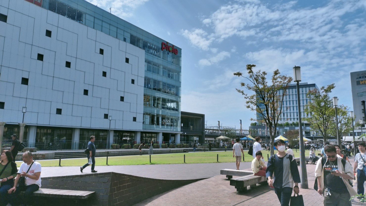 北口前の商業施設ピオレ姫路と交流広場