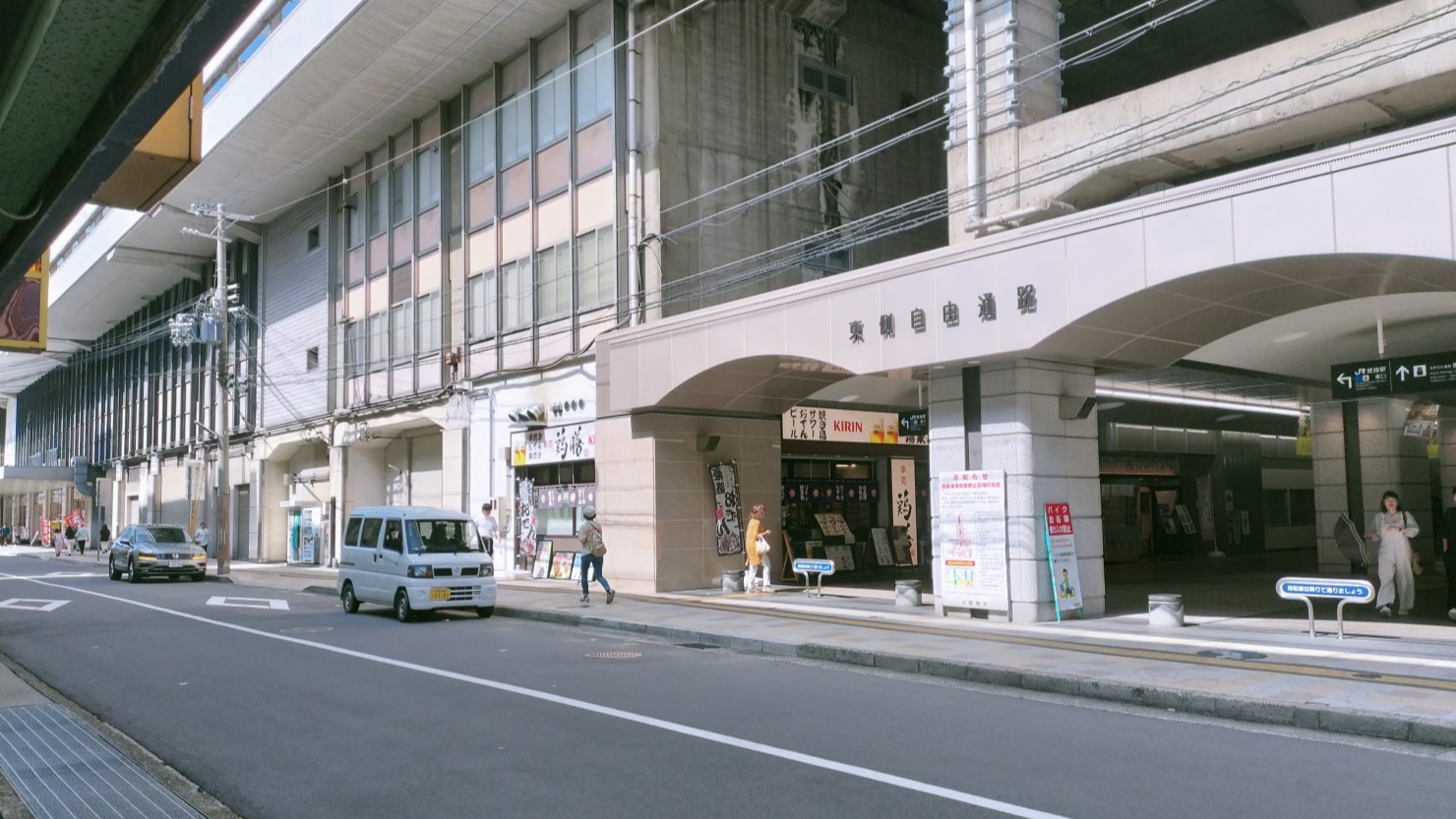 東口から駅の南側に出た少し暗い場所