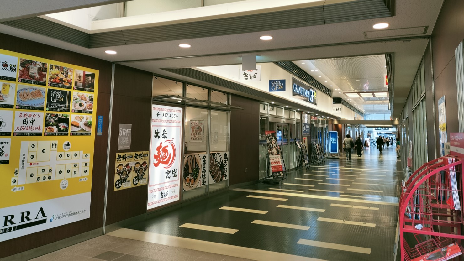 東口から駅の北と南につながるまでの通路