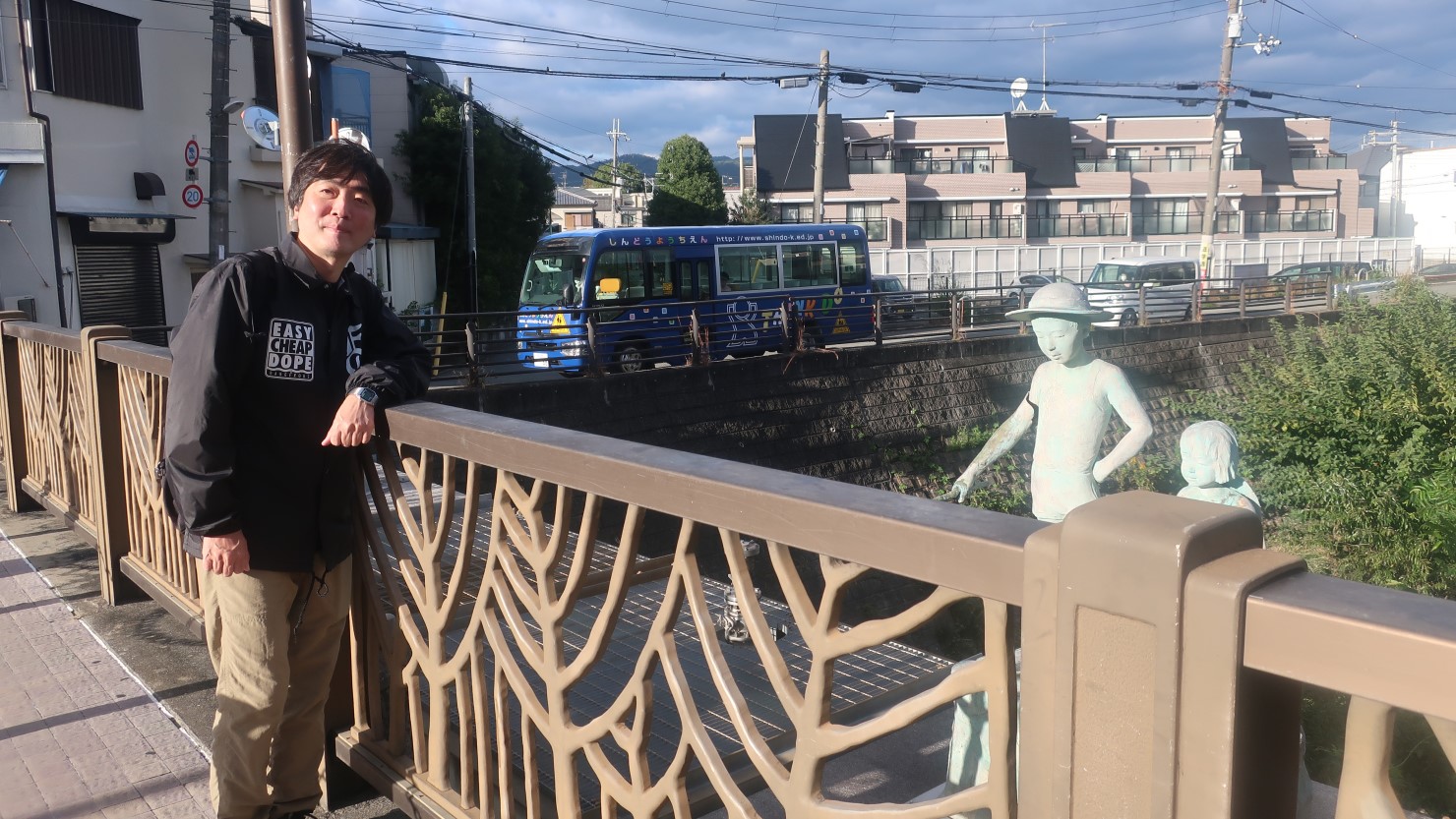 千里川に架かる千里川橋。橋の途中には、像が