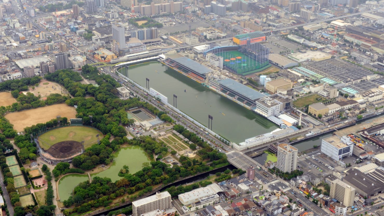 上空から撮影された住之江公園（写真左）と住之江競艇場（写真中央）