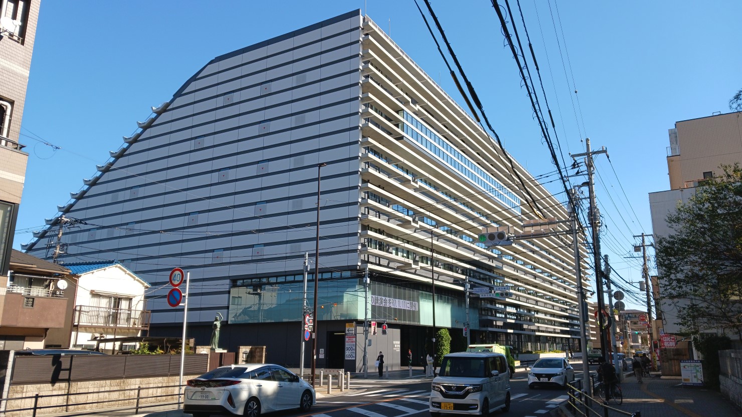 2020年に建て替えられたユニークな形状の「市川市役所第一庁舎」