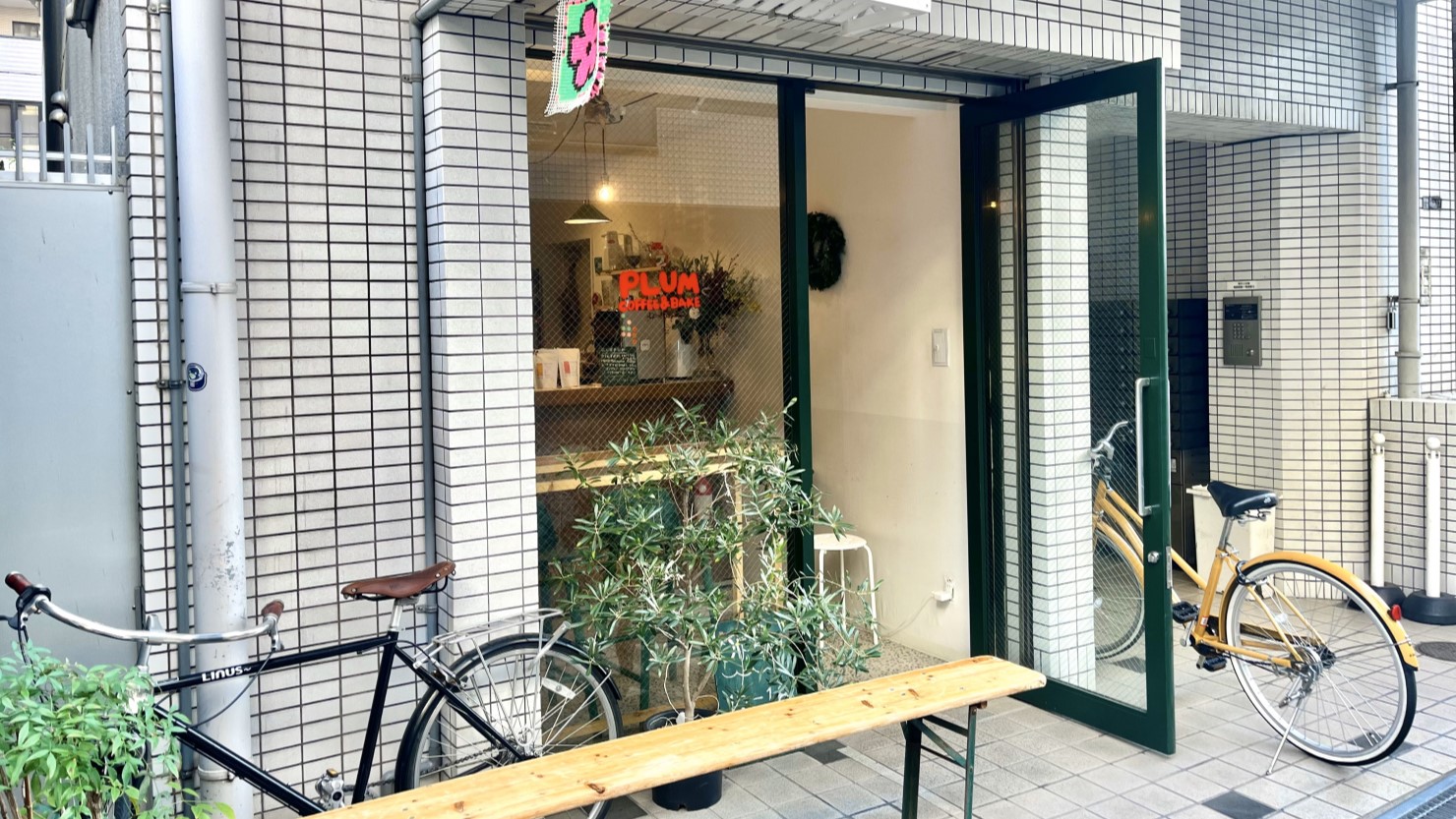 店先に吊られたお花のラグが目印