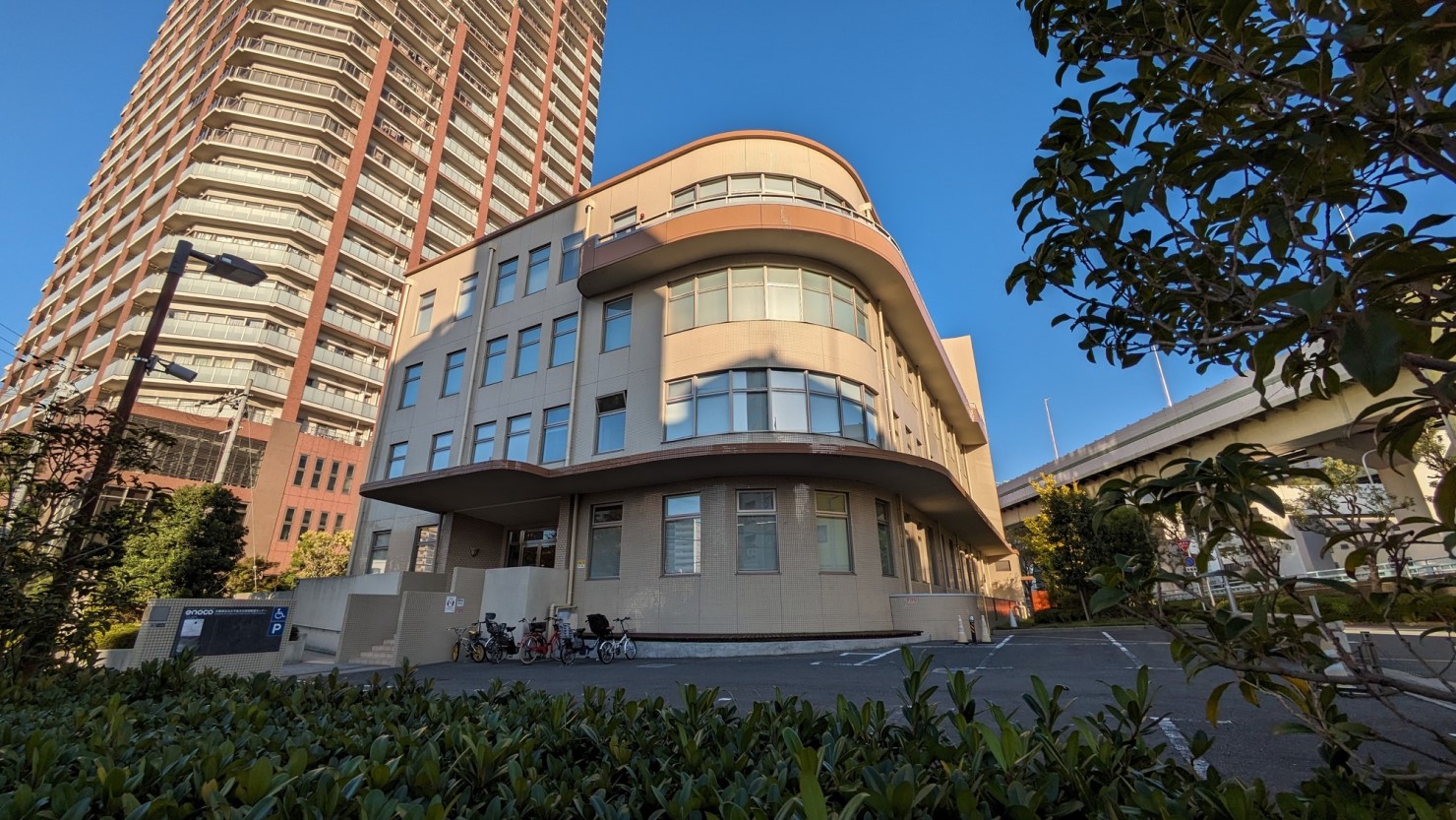 大阪府立江之子島文化芸術創造センター（enoko）の建物は、1938年築のモダニズム建築を改修したもの