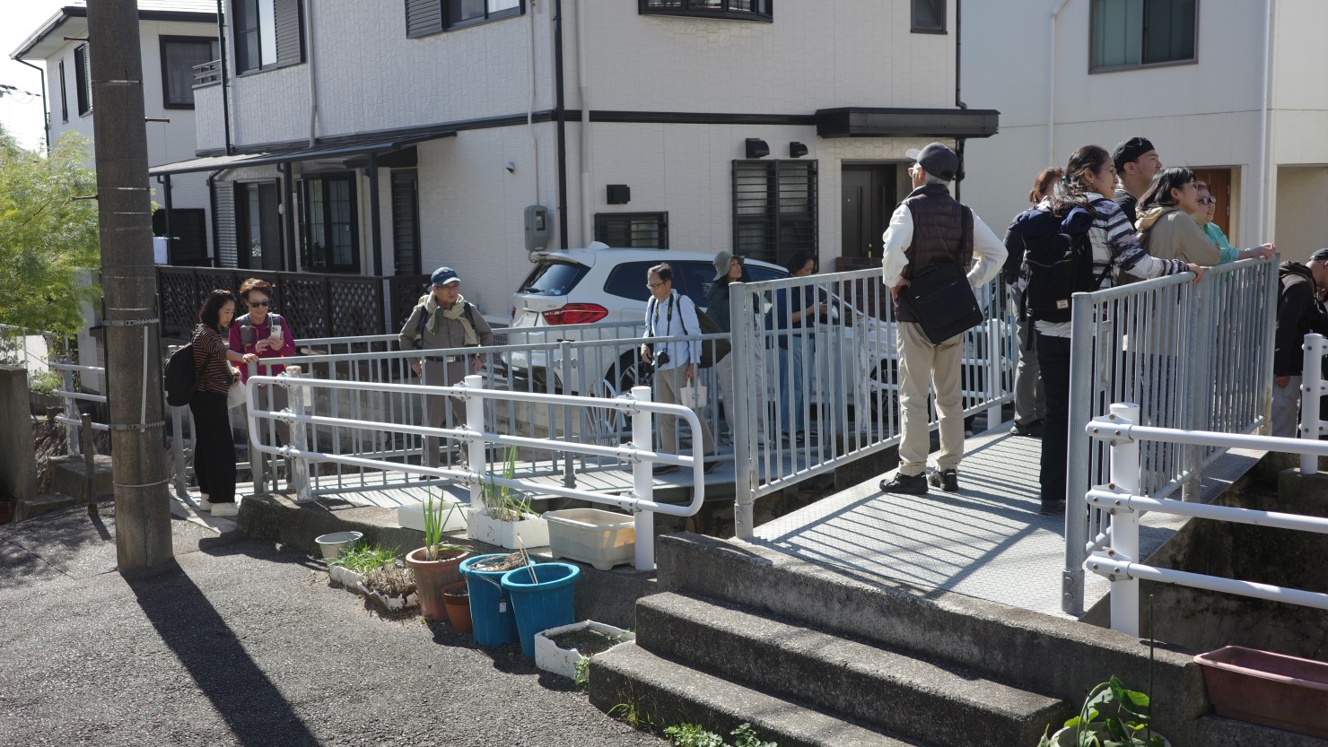 岡本6丁目と7丁目の間を流れる小川に、2本の短い橋が架かっています。写真の左は「下二又橋」、右は「上二又橋」と名前が記されていました。この距離で2本に分けた理由を推理する皆さん