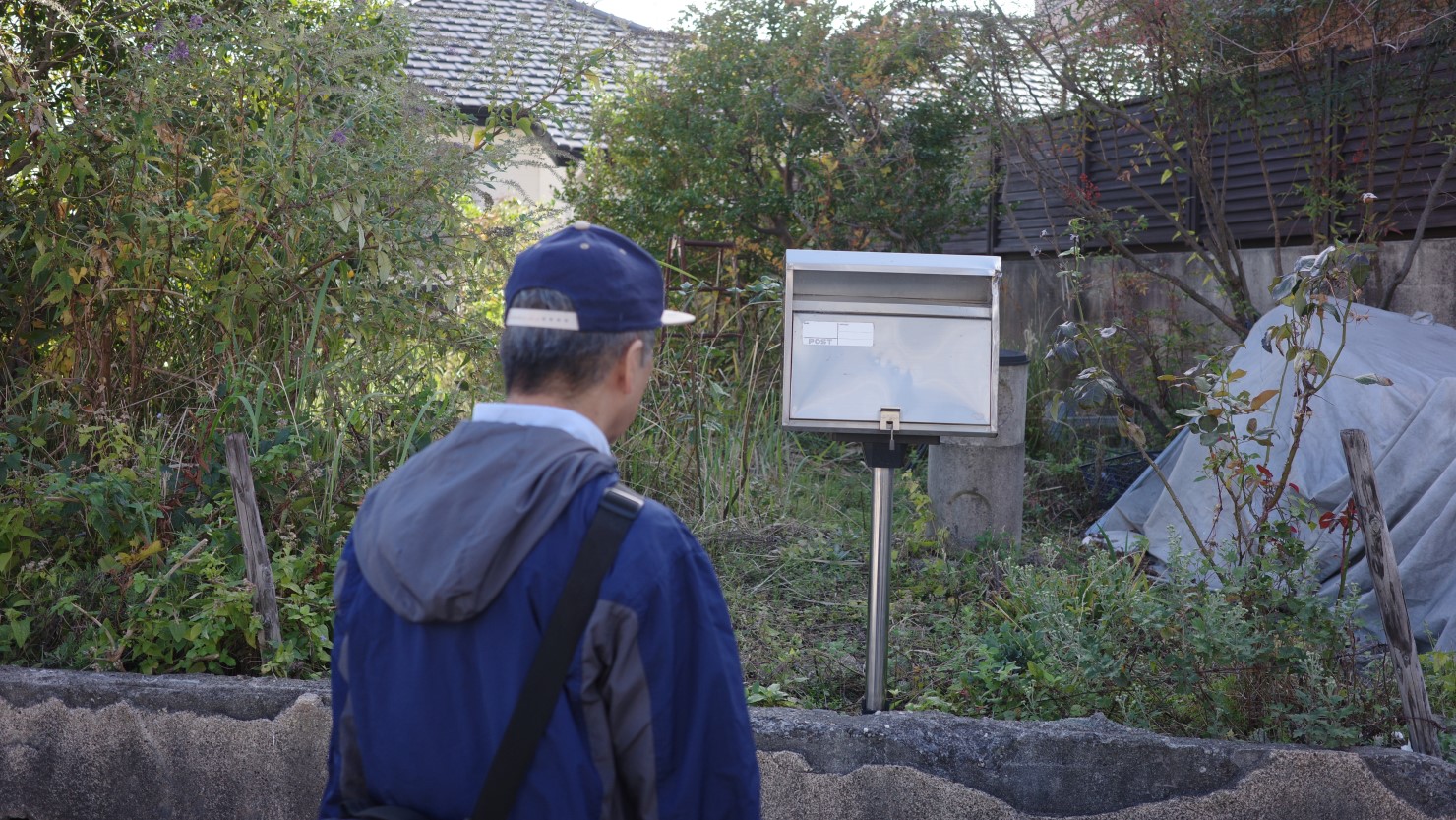空き地に残された郵便ポスト。南京錠はかかったままでした。今も郵便物は届くのでしょうか
