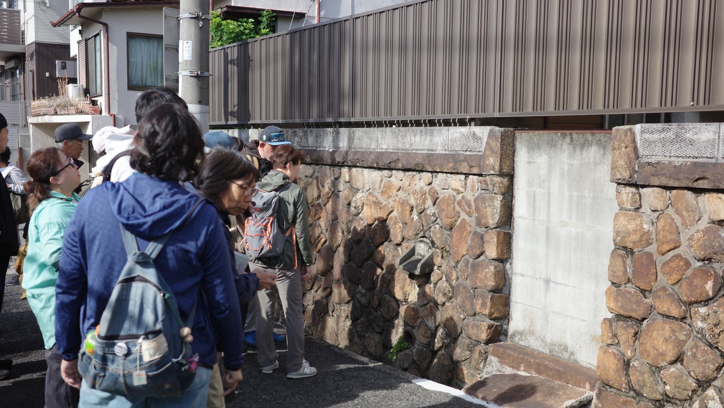 塞がれた出入り口と排水口。「これは完全にトマソンですね。いや、ダブルトマソンですね」とシオプロ・小山さん。トマソンとは、不動産に付着して美しく保存されている無用の長物のこと。現代美術家の赤瀬川原平さんが提唱した「超芸術トマソン」を勝手にまち探訪メンバーは略してそう呼ぶ