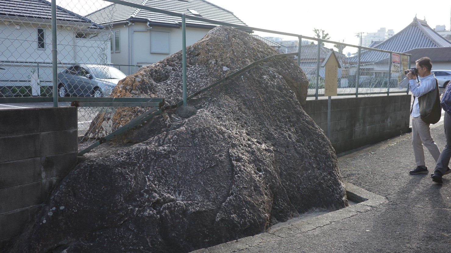 西岡本4丁目にある「野寄の大石」。住宅街を歩いていると突如現れる巨大な花崗岩。区役所が立てた説明看板によると、高さは2.1mで周囲は14m。100万年〜数10万年の間に侵食されてできた穴が多く見られるとのこと。昔はこの辺りが海辺で貝類による侵食の跡なのか、巨石がどこかから転がってきたのか、謎だそう