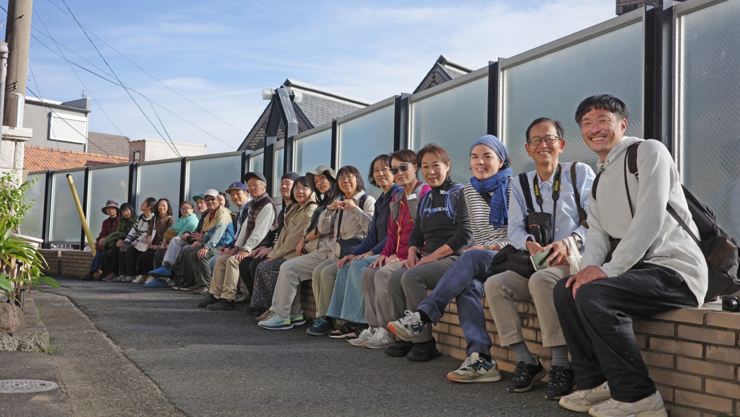 岡本公園(岡本梅林)の近くにある立派な住宅の裏手に長いベンチが設けられていて、全員で記念撮影。梅の開花シーズンに来られた方々にもおすすめの休憩&撮影スポットです
