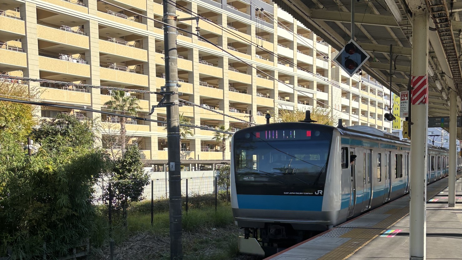 ホームに入線する京浜東北線
