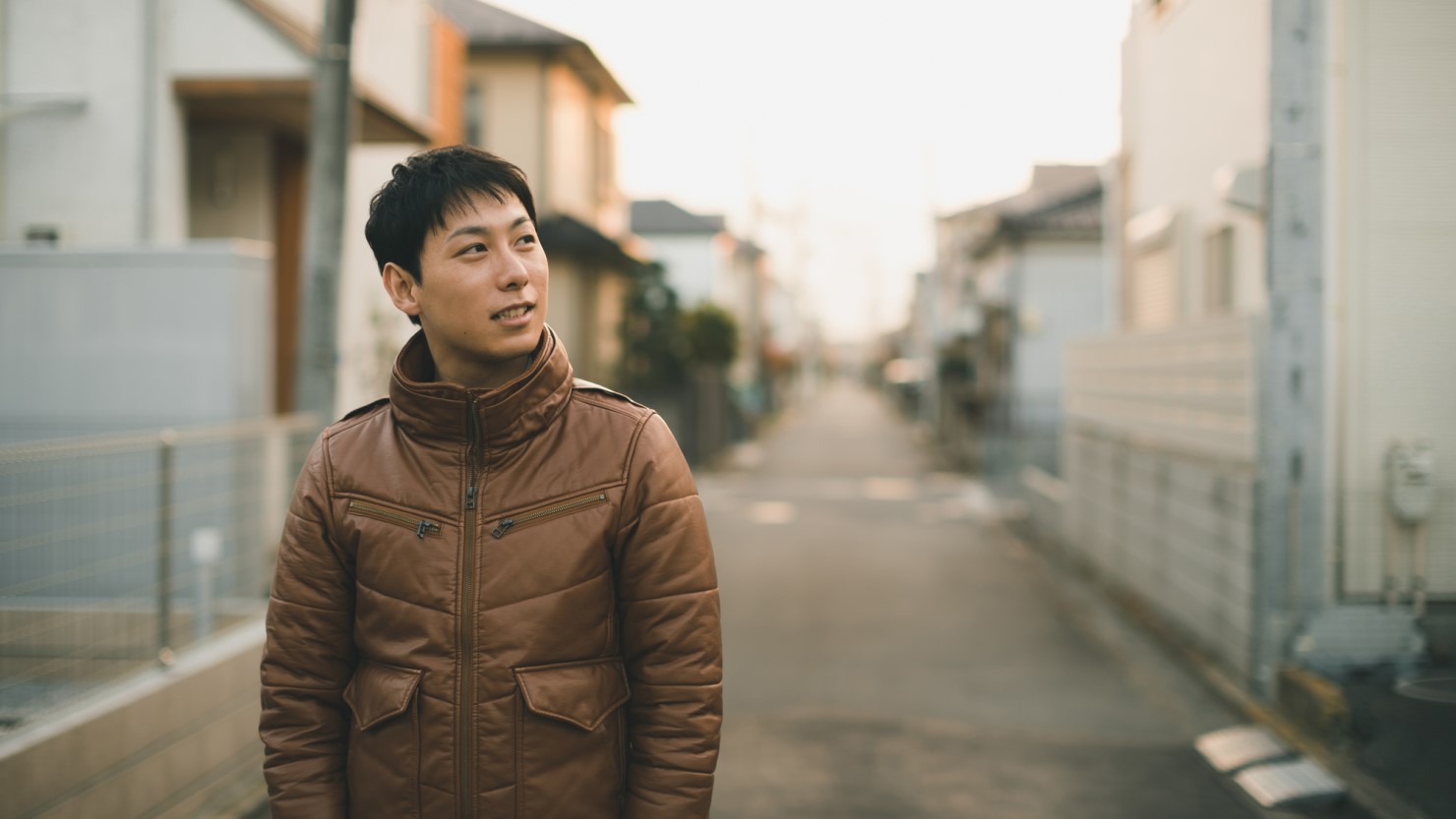 住宅街を散歩する男性