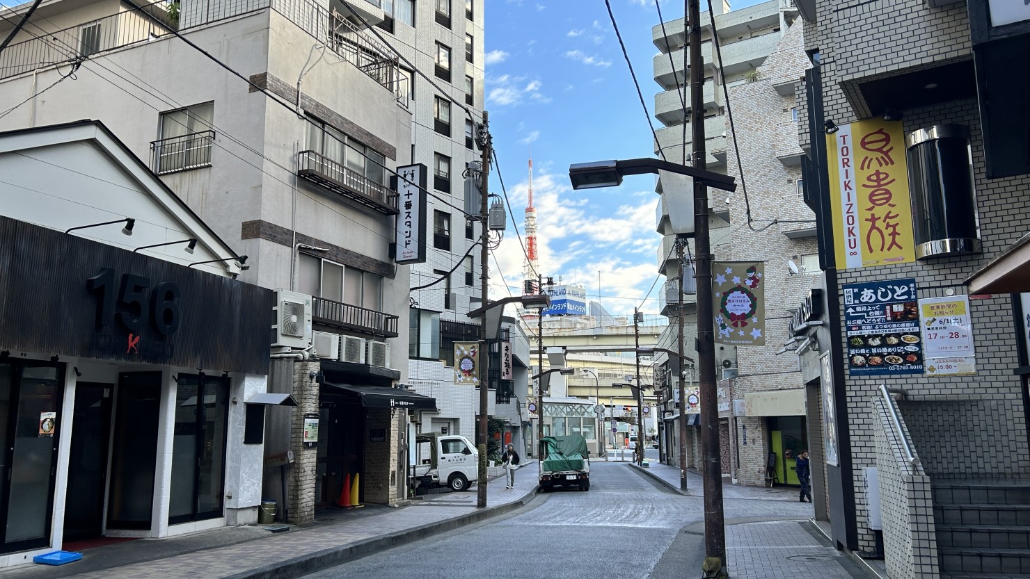 東京タワー（奥）と、麻布十番商店街（手前）