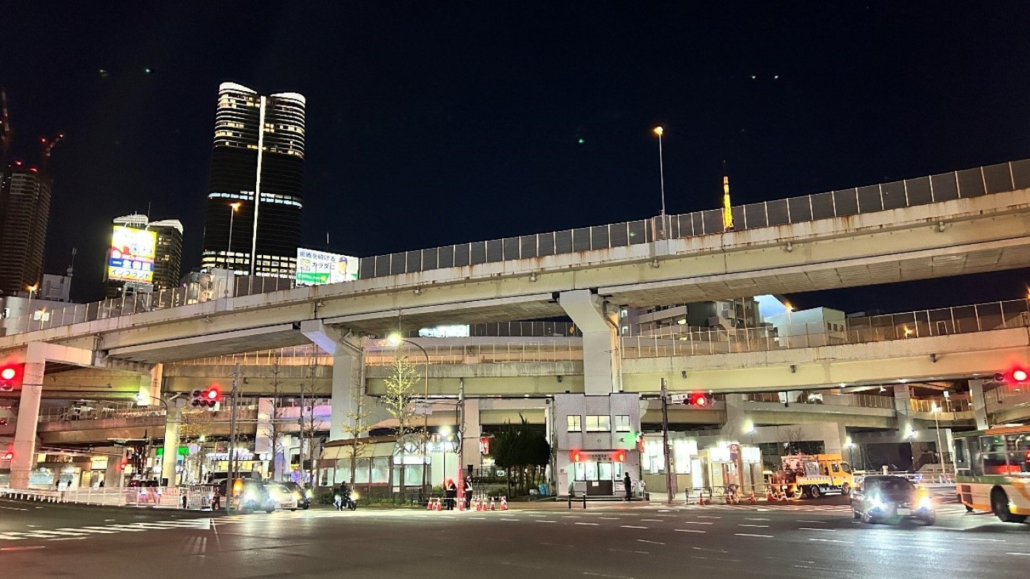 麻布十番駅から見える六本木ヒルズ（左）と東京タワー（右）