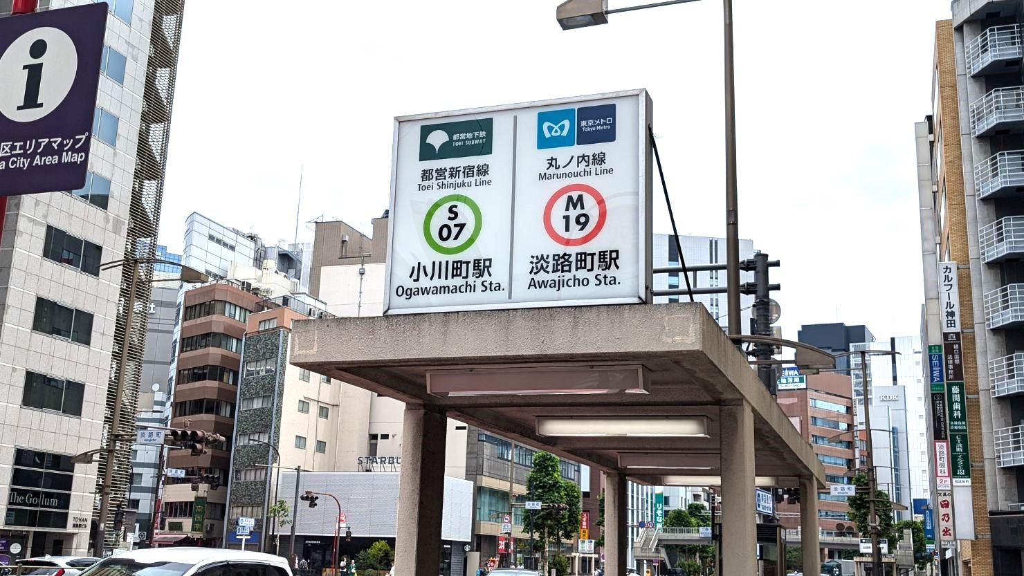 地下鉄の出入り口　© 白石ナナミ