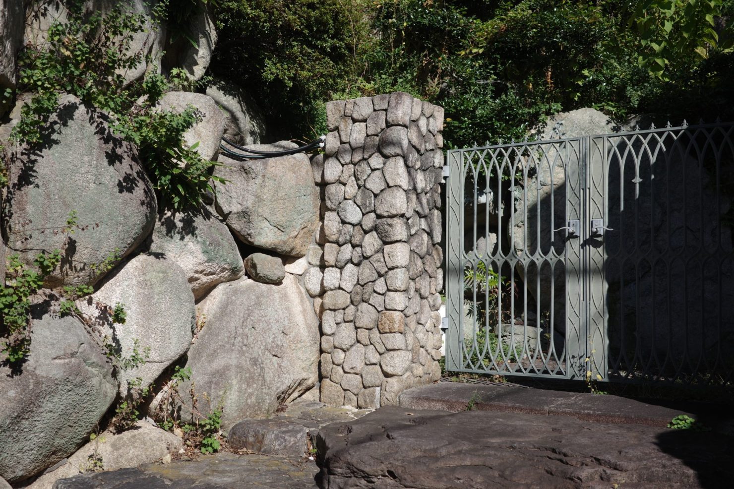自然のままの野面石(のづらいし)を崩れ積み(大ぶりな石を自然な形で崩れたようにする積み方)している。門柱は乱積みと呼ばれる積み方