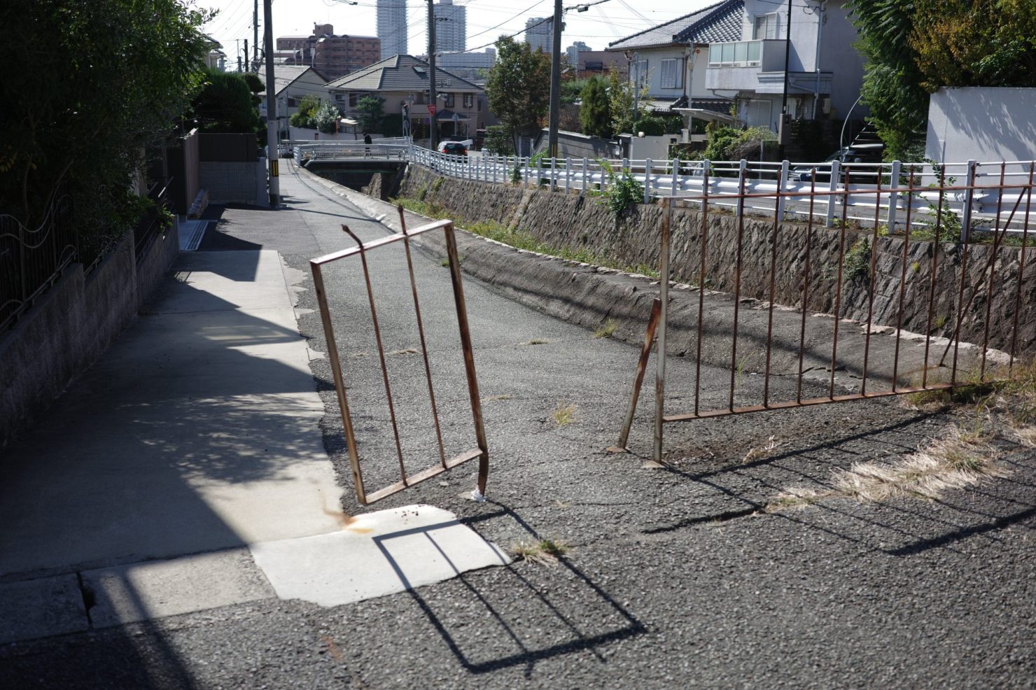 頼りない車両通行防止柵。最後の力を振り絞ってまで役目を果たそうとする姿、泣けてきます