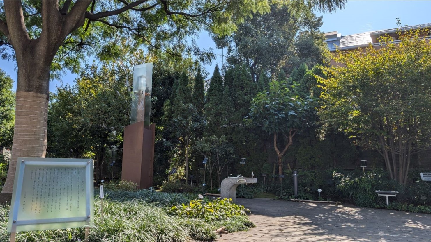 小ぶりな公園ながら四季折々の花が楽しめるねむの木の庭