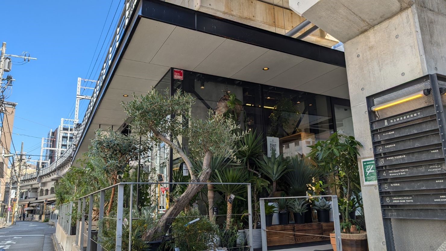 すべてが非常におしゃれな池上線高架下のお店