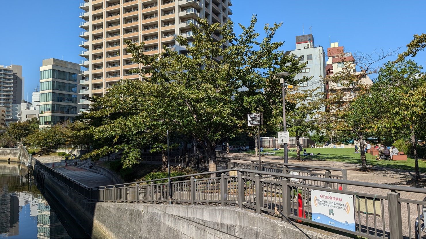 秋や春に奥の芝生スペースで寝転がるのが気持ちいい五反田ふれあい水辺広場