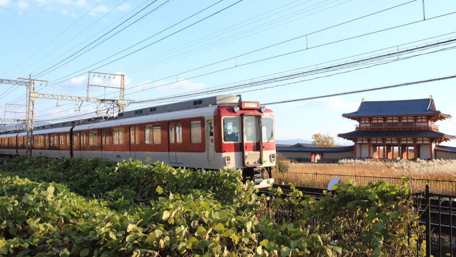 平城宮跡を横切る近鉄電車