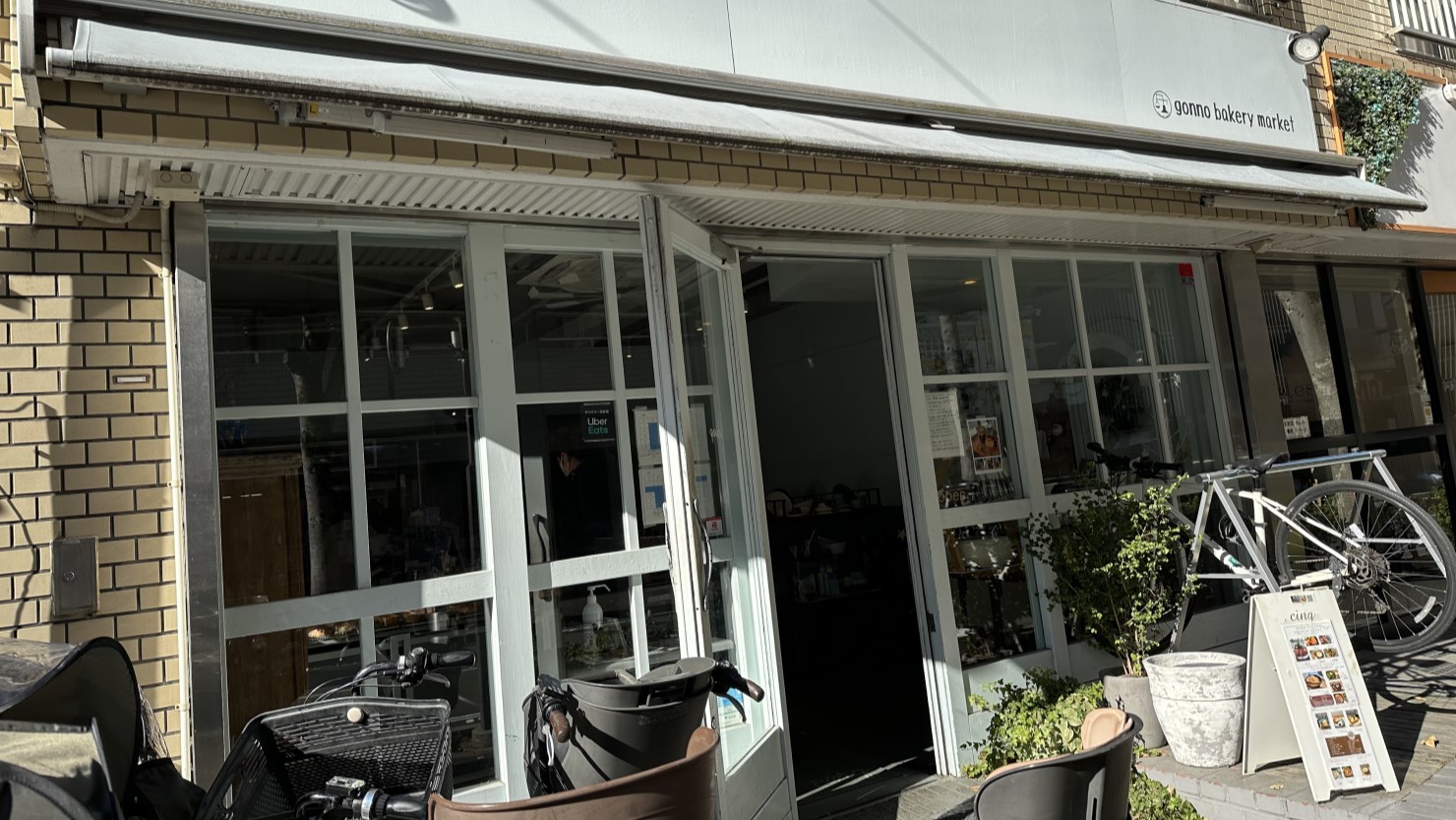 おしゃれな洋風の外観（お店の前には自転車も置ける）