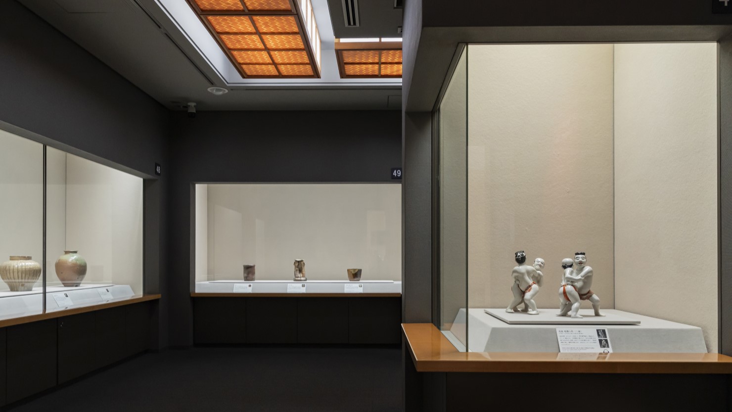 自然光に近いLED照明が施された日本陶磁のコレクションを展示する空間。日本は畳文化ということで、ほかの展示室よりもあえて展示台が低くされています