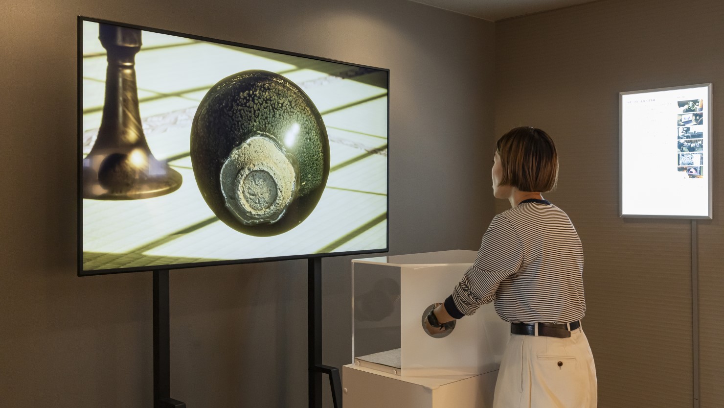 箱の中に置かれた3Dレプリカのコントローラーを手に持って動かすと、画面が連動して動き、360度好きな角度から国宝《油滴天目茶碗》を鑑賞できます