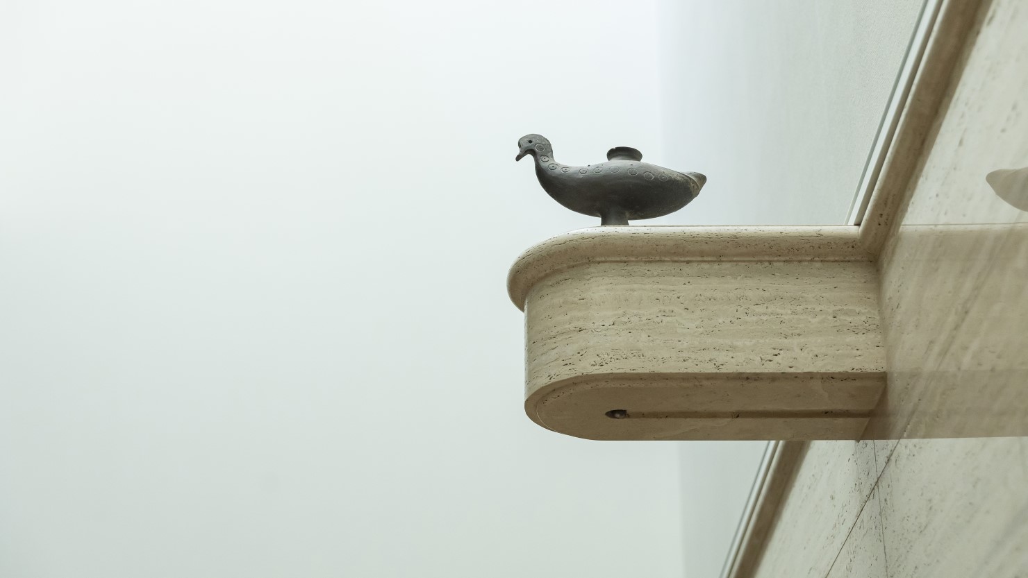 館内を歩いているときにふと見上げるとかわいい鴨を発見。《鴨形土器》という作品で、朝鮮・三国時代（5世紀）に焼かれたもの。ミュージアムショップでは《鴨形土器》のポストカードが販売されています