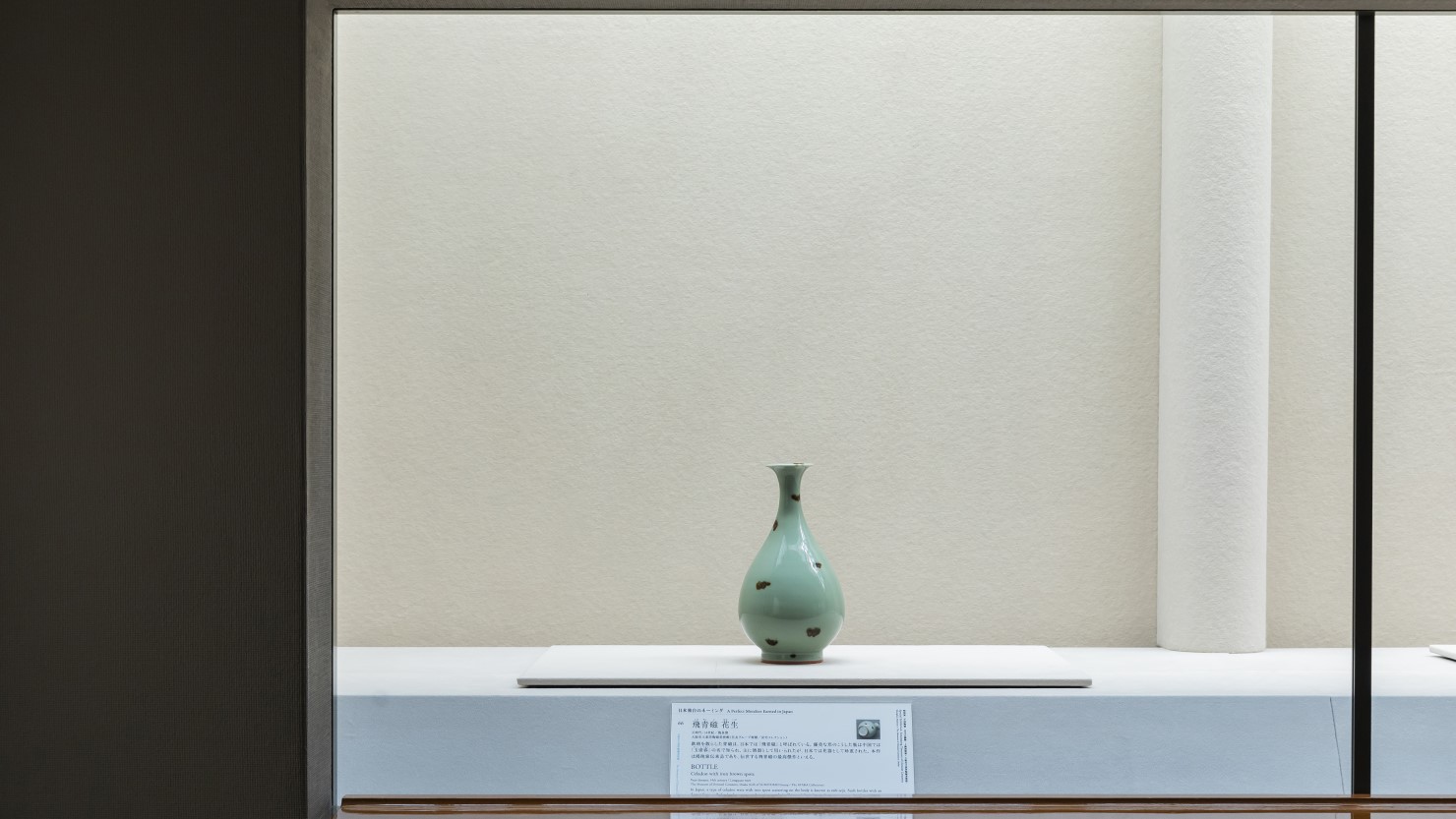 取材に訪れた10月下旬の午前中に撮影した、国宝《飛青磁花生》。中国・元時代（14世紀）に焼かれたもので、中国では主に酒器として用いられていましたが、日本では花器として珍重。伝世する飛青磁の最高傑作といわれています（住友グループ寄贈／安宅コレクション）