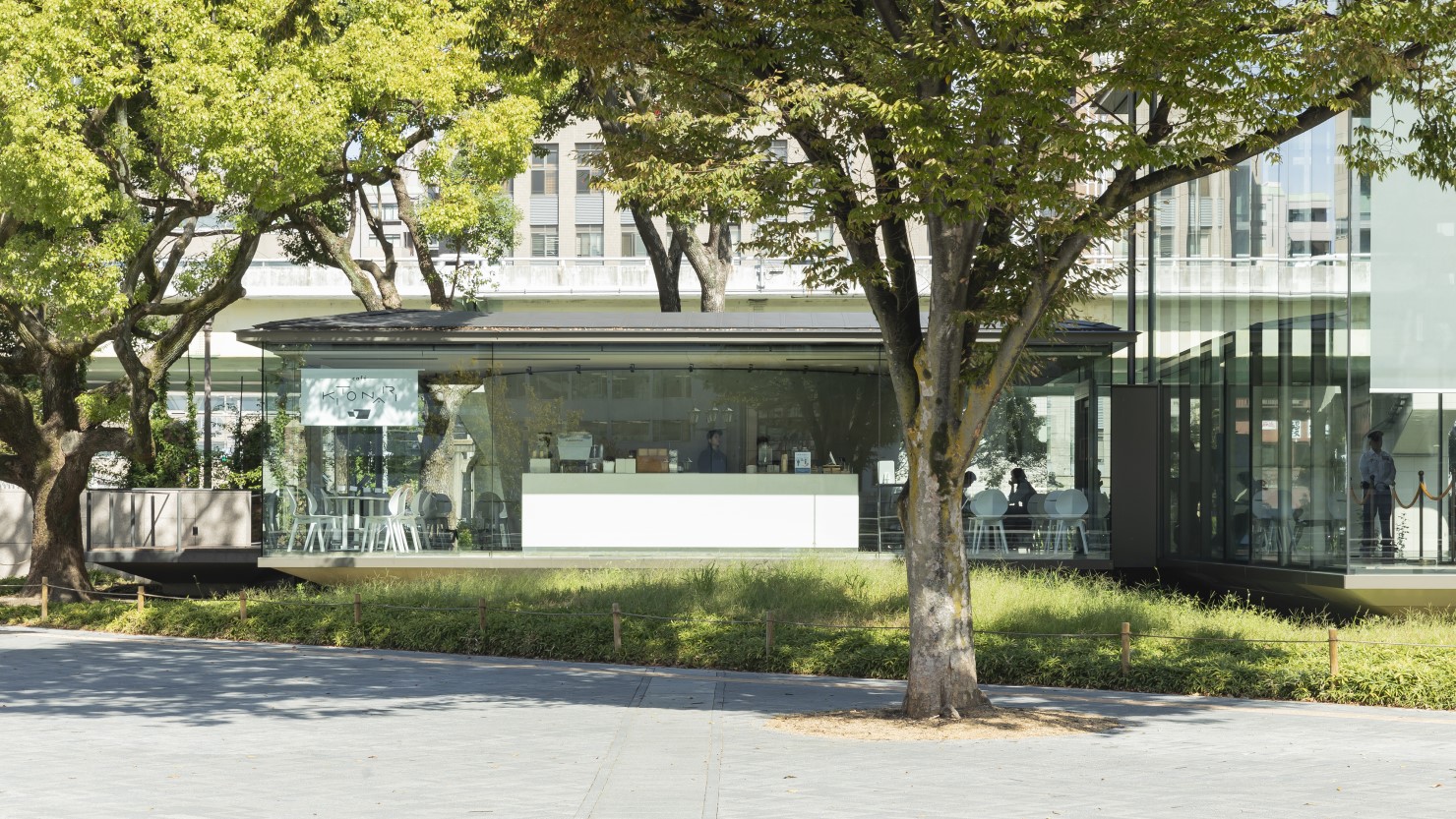 店名の『KITONARI（キトナリ）』とは、陶磁器（トウジ「キ」）の美術館の「トナリ」にあるカフェという意味の造語