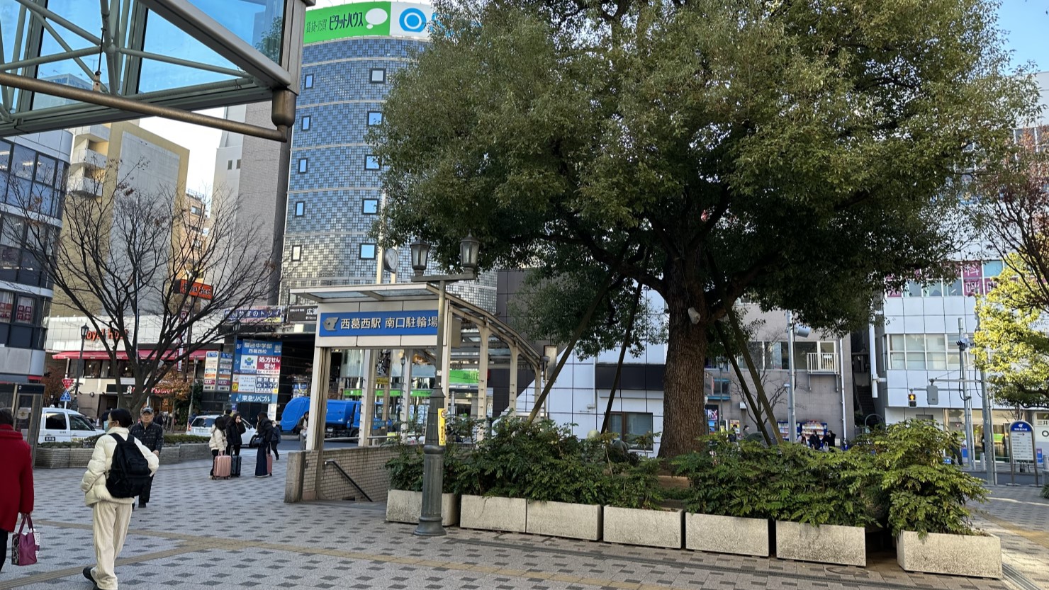 西葛西駅南口駐輪場　朝早くから多くの人が利用する