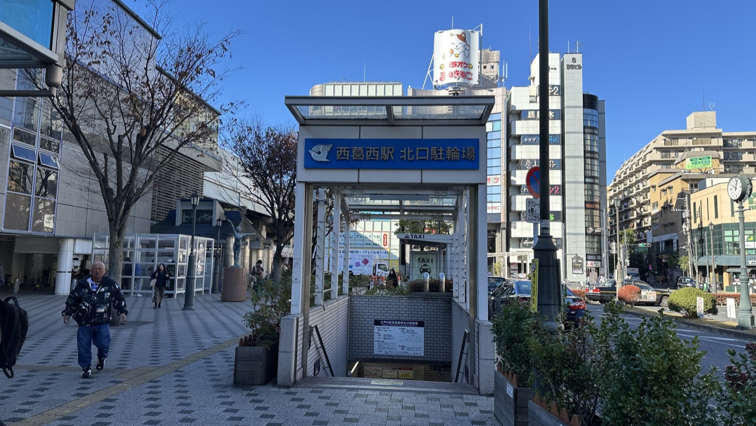 西葛西駅北口駐輪場　地下に駐輪場が広がる