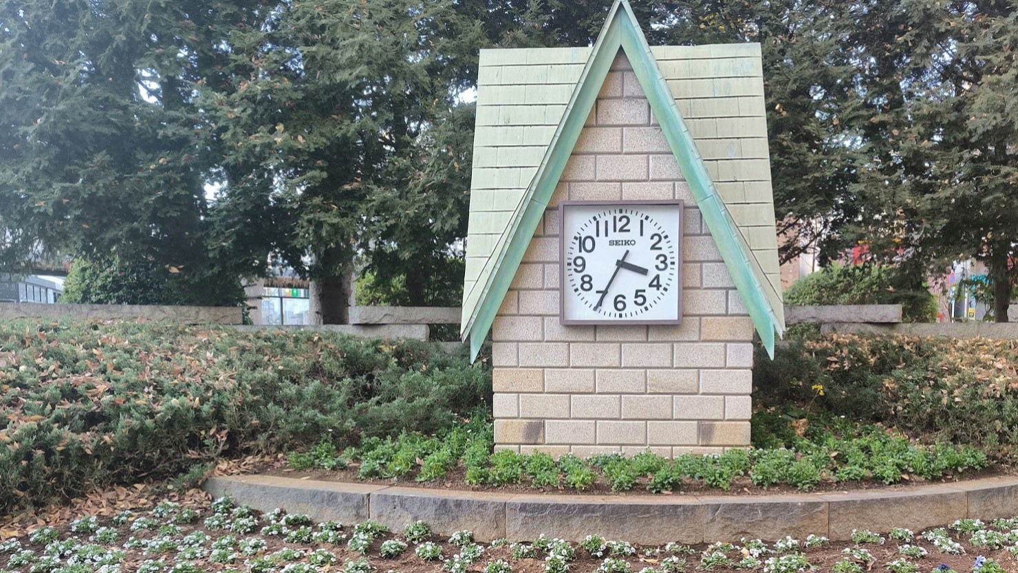 ときわ台駅北口ロータリーにある時計