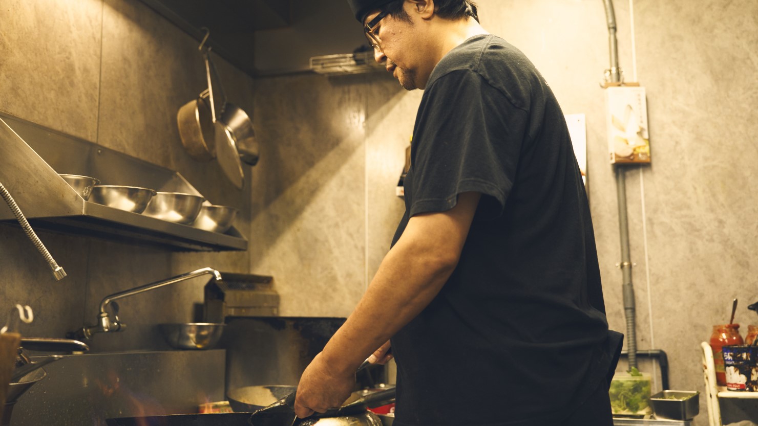 インタビュー中はやさしい朗らかな收さんですが、中華鍋を持つとキリッと真剣な表情に