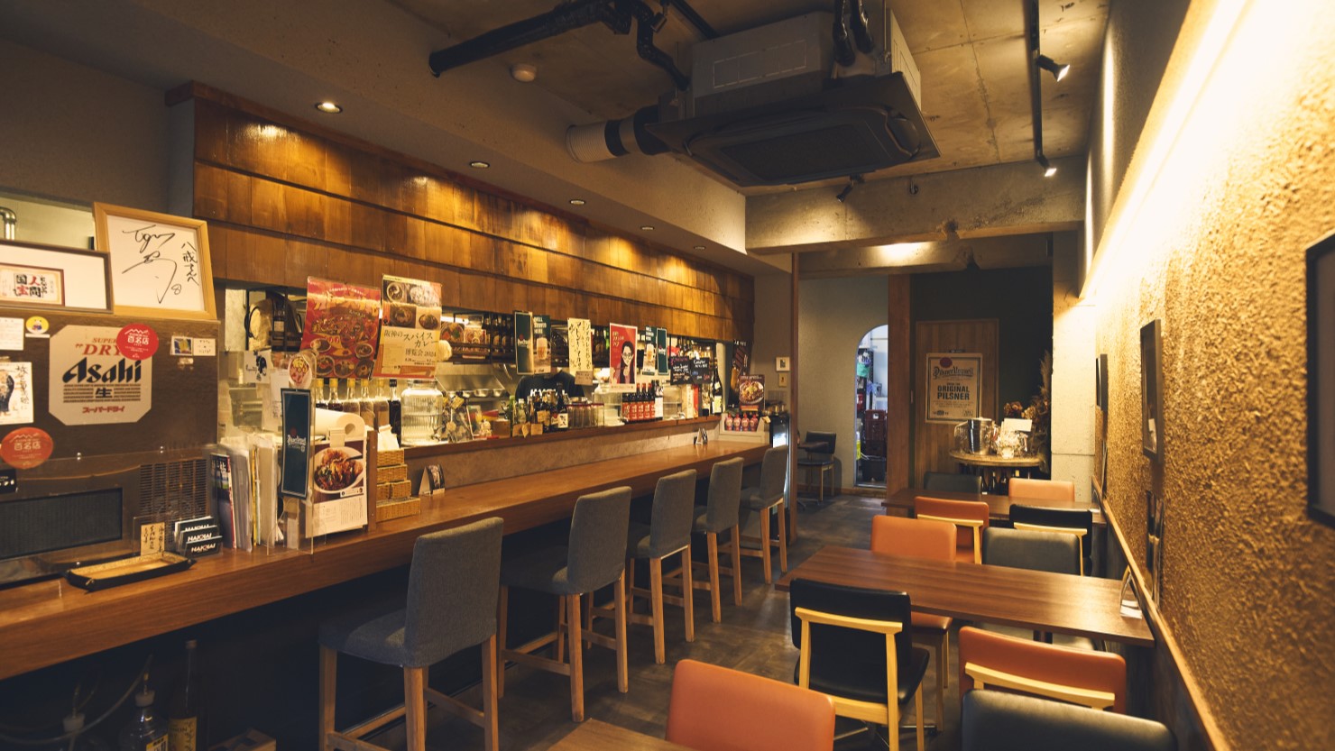 料理が目の前で繰り広げられるライブ感が楽しいカウンター席、4人掛けのテーブル席、奥には半個室もあり