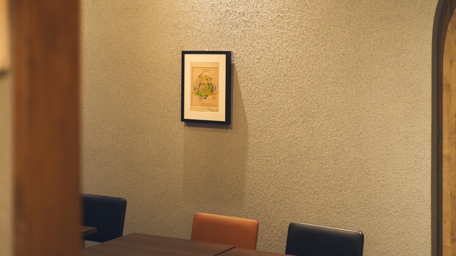 生前に山田泥庵さんがマーブリングという技法で描かれた作品が半個室に飾られています。收さんにとってお守りのような存在だそう