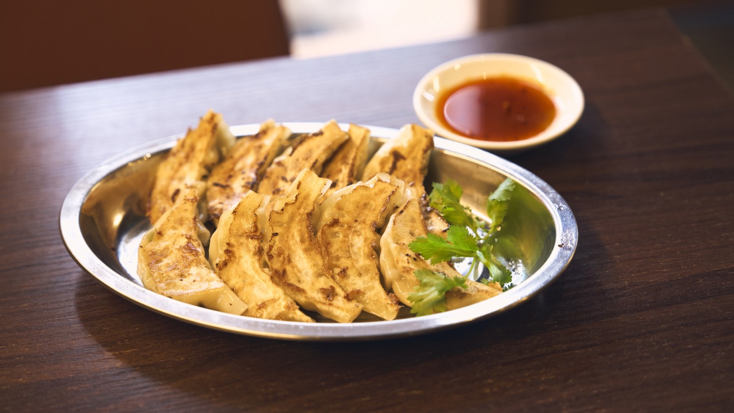 にんにく、キャベツ、白菜、ニラがたっぷりの人気の餃子は昔から変わらぬ味（1人前350円 ※写真は2人前）