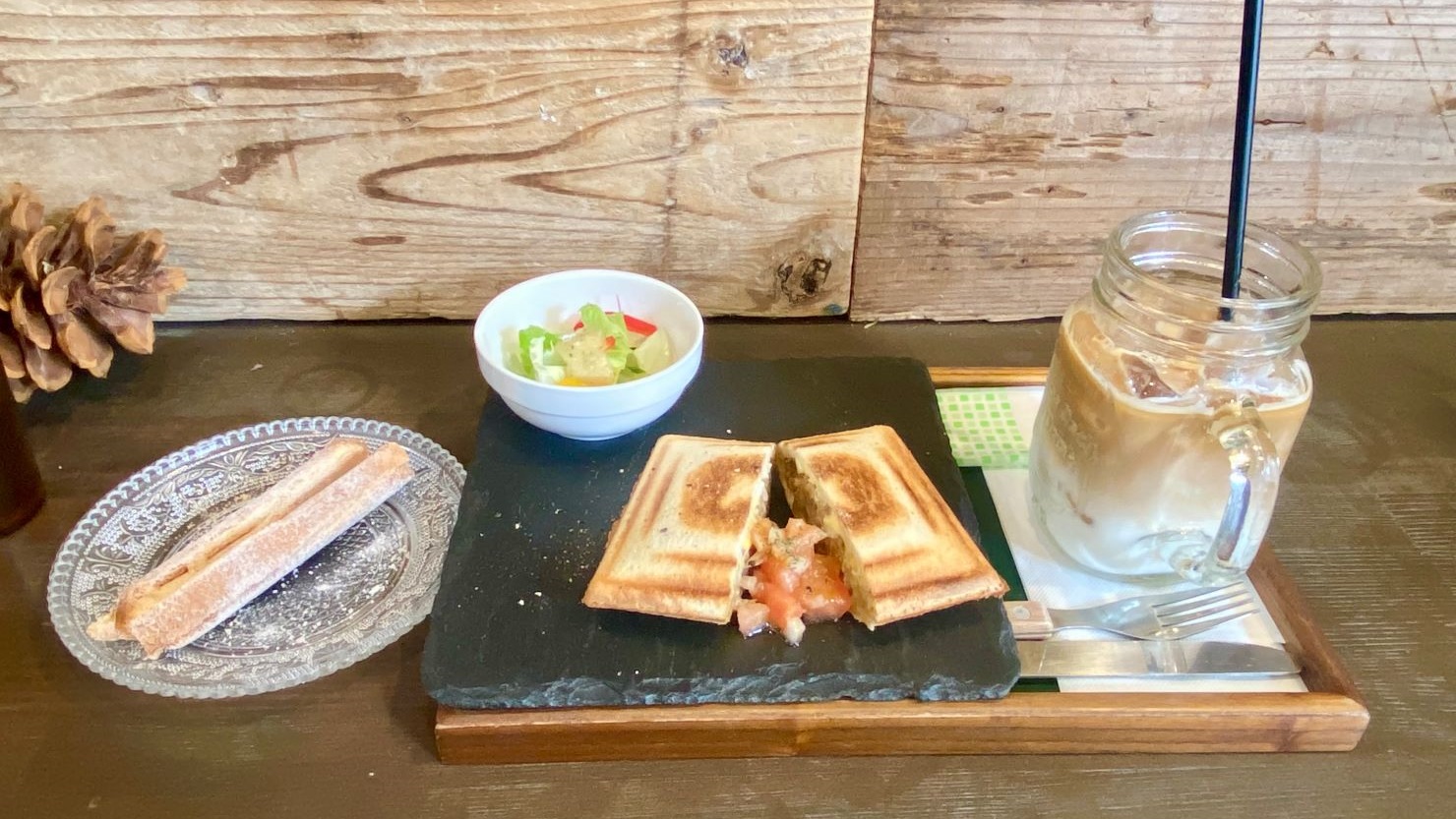 ガパオサンドとヘーゼルナッツラテ