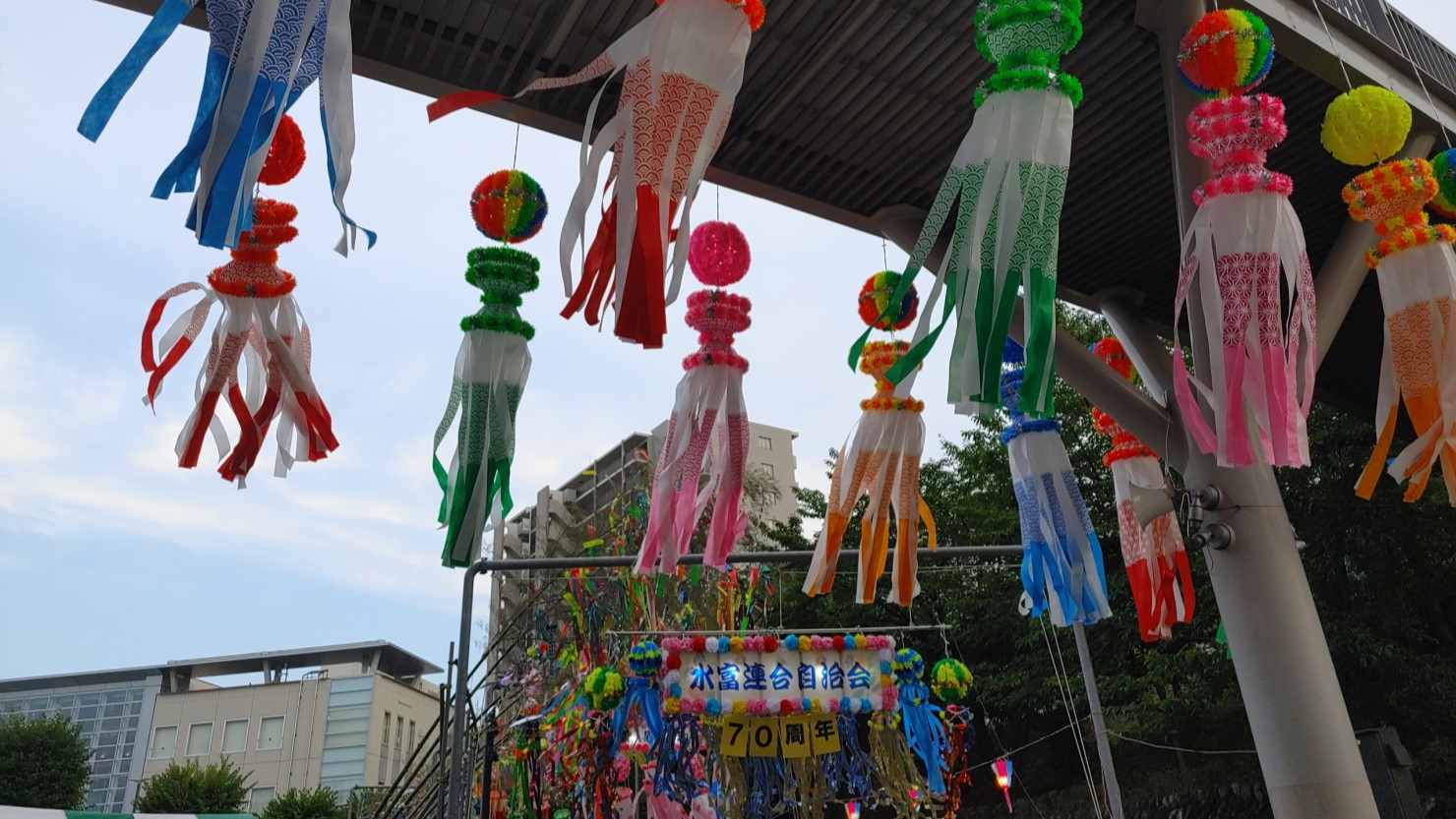 狭山駅西口広場の七夕まつりの様子