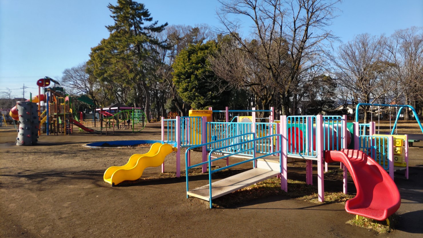 緑が多く、複合遊具や親水施設もあるわかぐさ公園