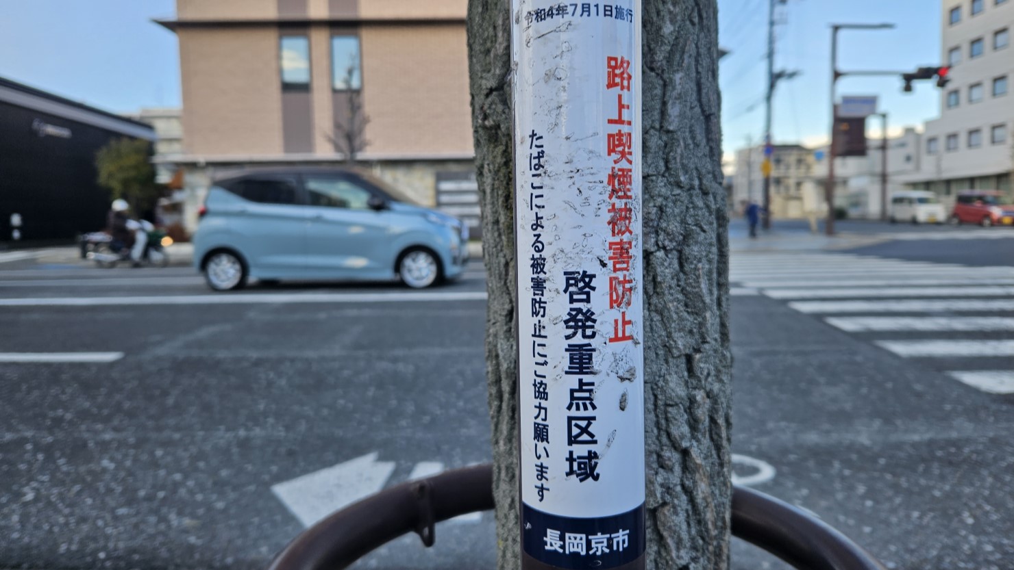 街灯に貼られている啓発シール