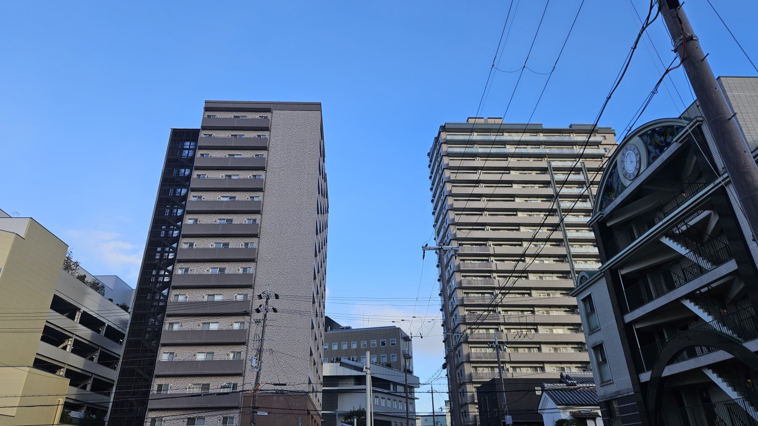 駅前にある二つの高層マンション。間近で見ると迫力を感じます