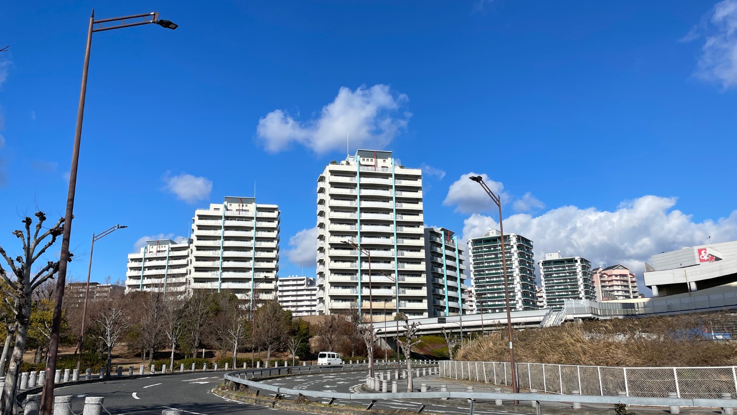 和泉中央駅周辺はファミリー向けのマンションが立ち並ぶ