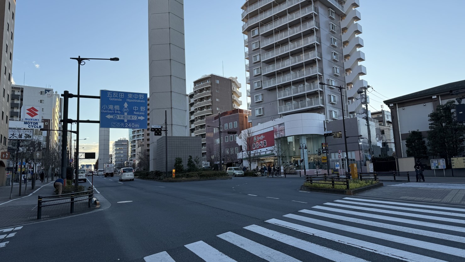 中井駅前を走る山手通りの景色