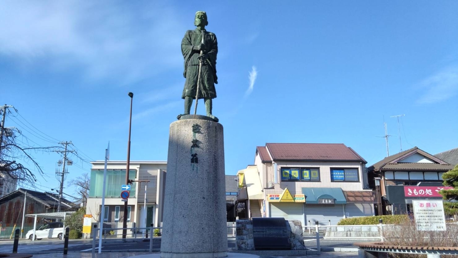 上野市駅前にある松尾芭蕉像