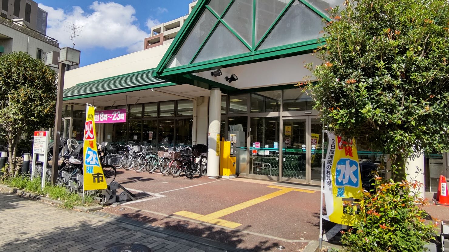 花小金井駅南口にある「ピーコックストア 花小金井店」　© サイクリスト達也