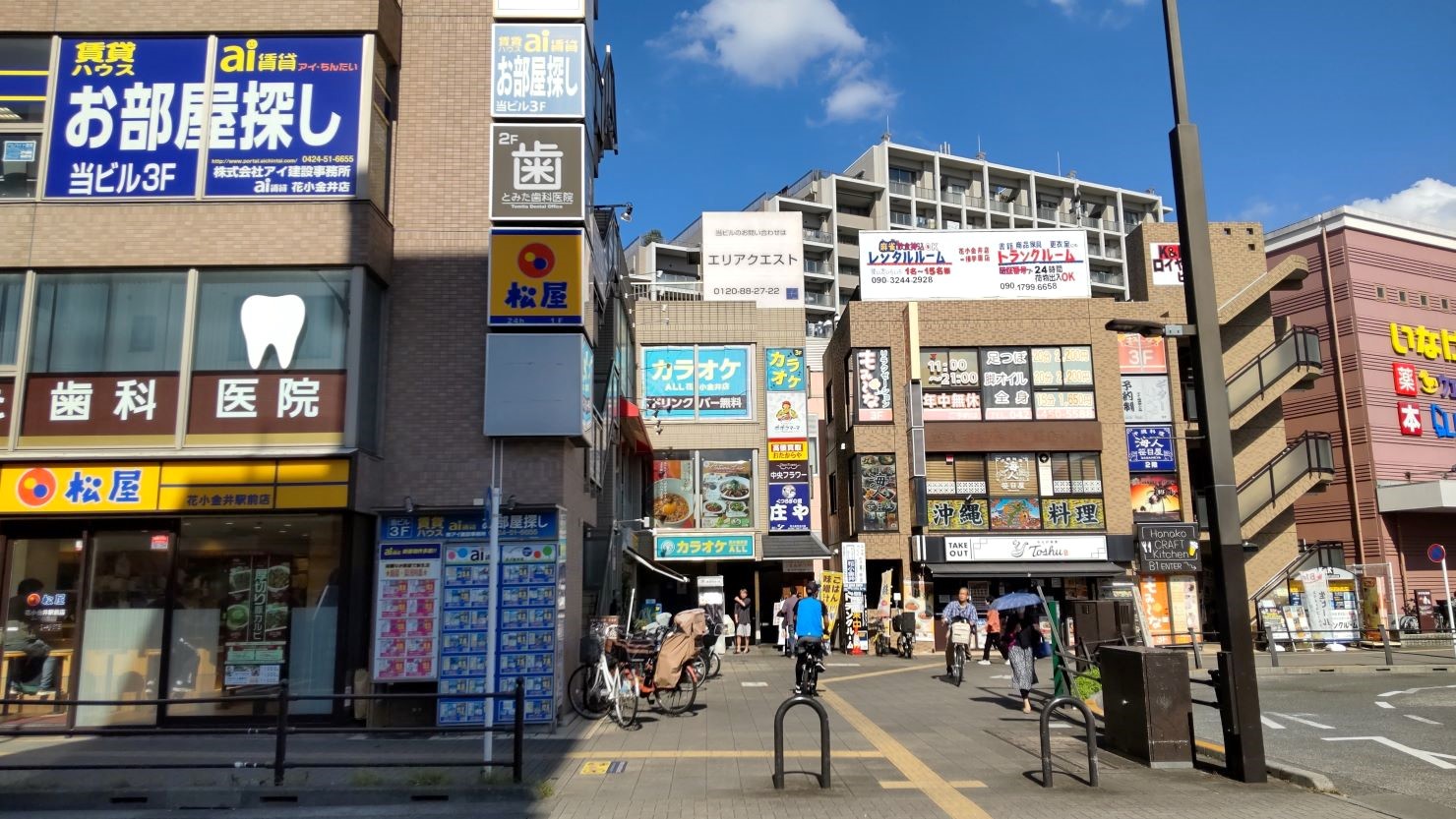 花小金井駅北口のロータリー付近の飲食店の様子　© サイクリスト達也