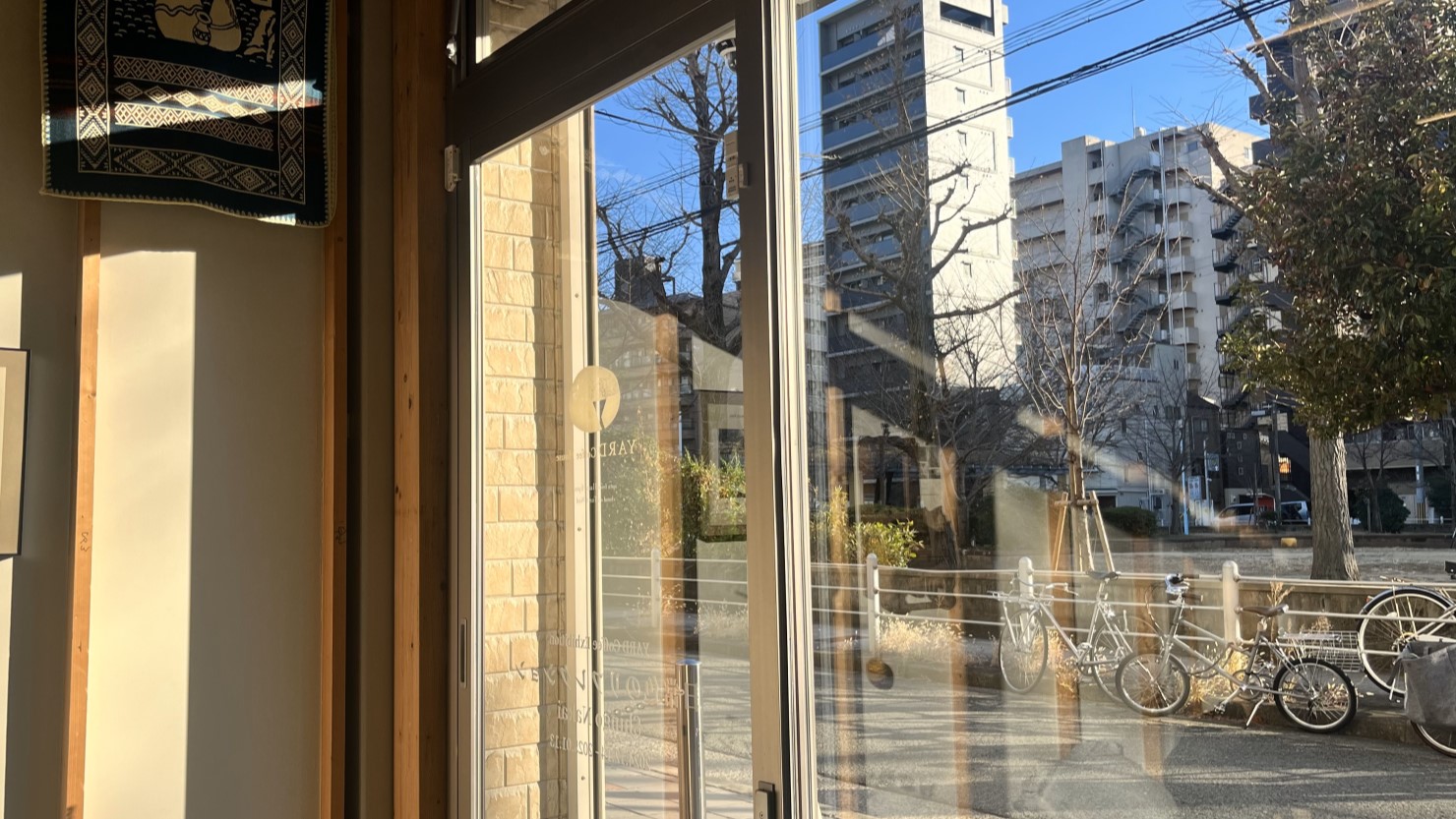 「YARD Coffee House」の入り口は、パークビューを存分に楽しめるガラス張り仕様